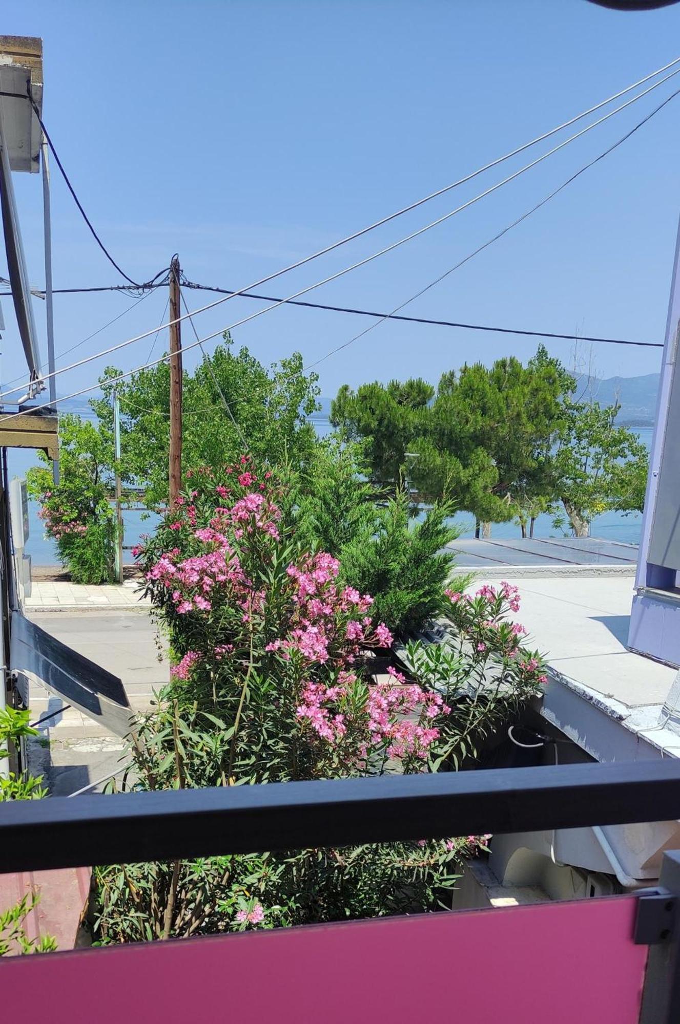 Okeania Seafront Rooms In Камена-Вурла Экстерьер фото